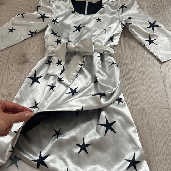 Jamie Girls Silk Wrap Effect Silver with Black Stars Sz. 8 - Picture 2 of 5